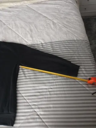 Sudadera negra básica