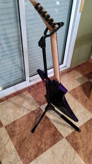 Soporte Guitarra Negro. Marca ULTIMATE
