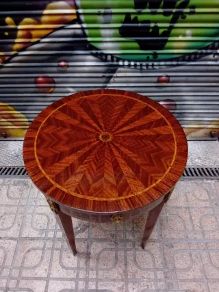 Mesa auxiliar antigua de marquetería