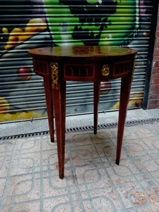 Mesa auxiliar antigua de marquetería