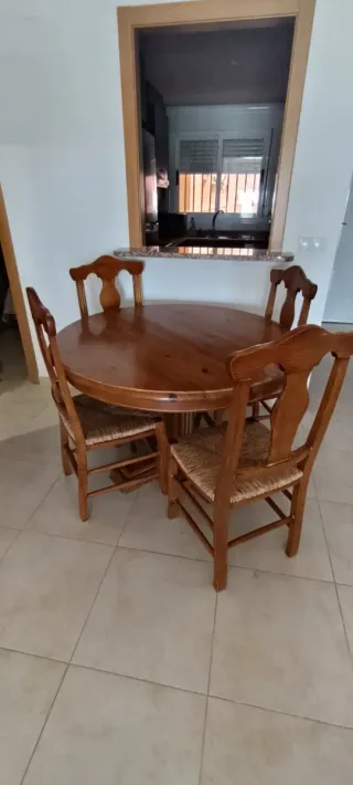 Conjunto mesa redonda y 4 sillas madera