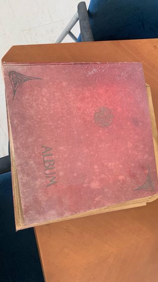 Álbum de fotos antiguo rojo