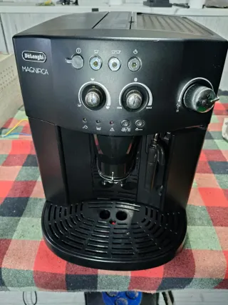 Cafetera DeLonghi Magnifica Negra