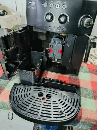 Cafetera DeLonghi Magnifica Negra