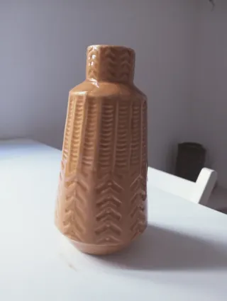 Jarrón de cerámica decorativo beige