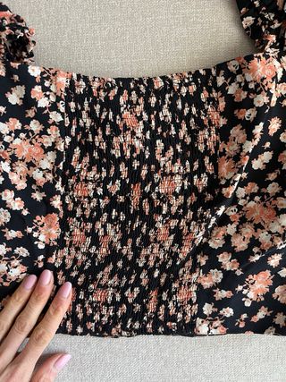 Top floral manga larga escote cuadrado