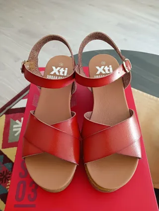 Sandalias cuña Xti rojas y marrones