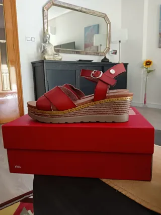 Sandalias cuña Xti rojas y marrones