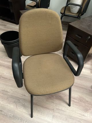 Silla de oficina beige y negra