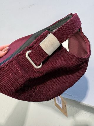 Gorra de pana granate