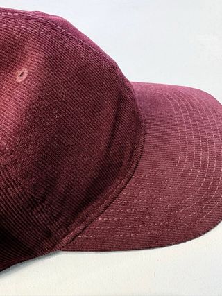 Gorra de pana granate