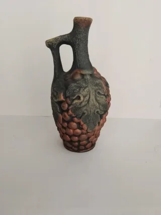 Botella de vino de cerámica con uvas