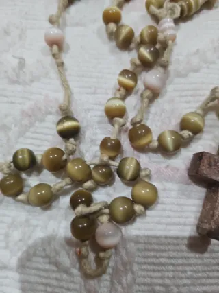 Rosario de piedra con cruz de madera