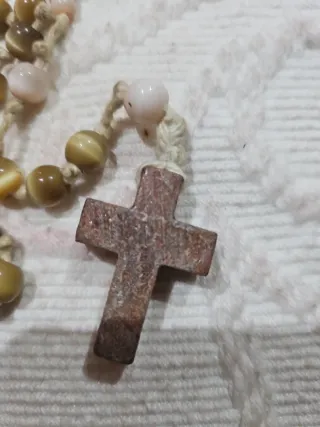 Rosario de piedra con cruz de madera