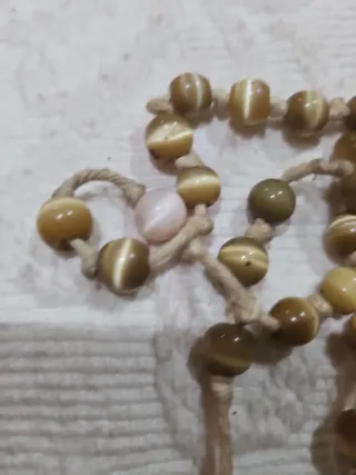 Rosario de piedra con cruz de madera