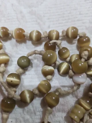 Rosario de piedra con cruz de madera