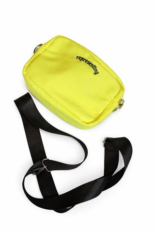 Bolso amarillo con correa