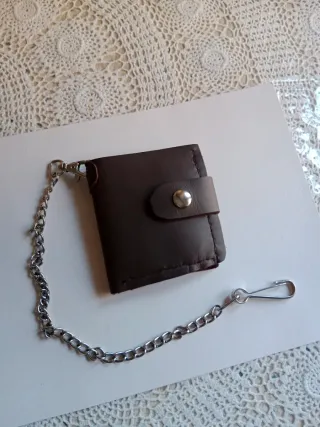 Cartera monedero cuero artesanal,cadena .