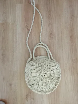 Bolso redondo de rafia beige y blanco