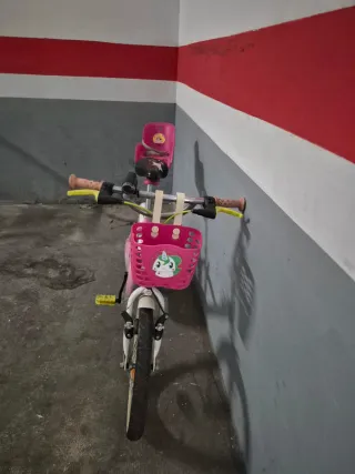 Bicicleta infantil rosa con ruedines