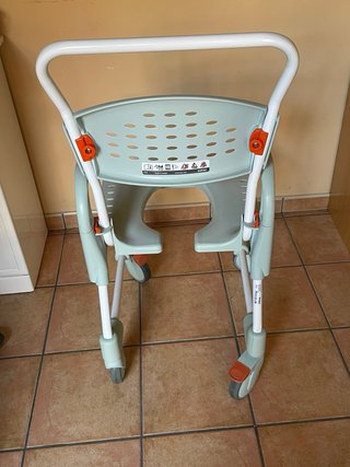 Silla de ducha y WC con ruedas