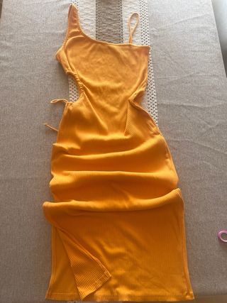 Vestido naranja Bershka con cortes