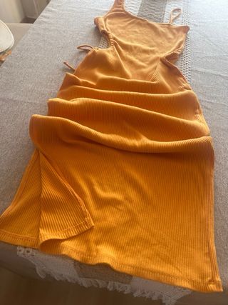 Vestido naranja Bershka con cortes