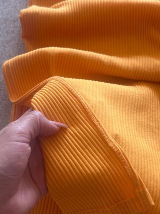 Vestido naranja Bershka con cortes