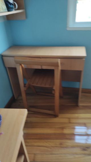 Escritorio de madera con silla