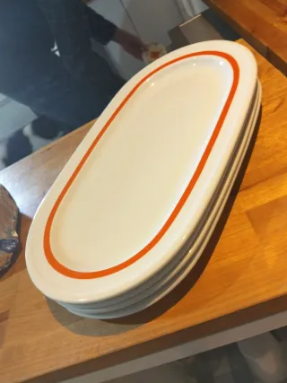 4 platos ovalado blanco con borde naranja