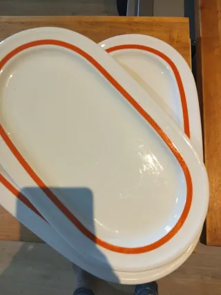4 platos ovalado blanco con borde naranja