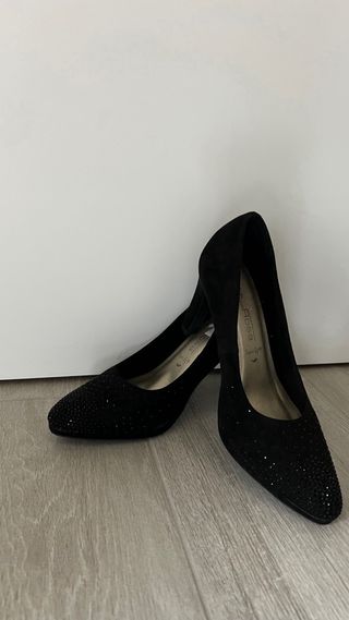 Zapatos de tacón negros con pedrería