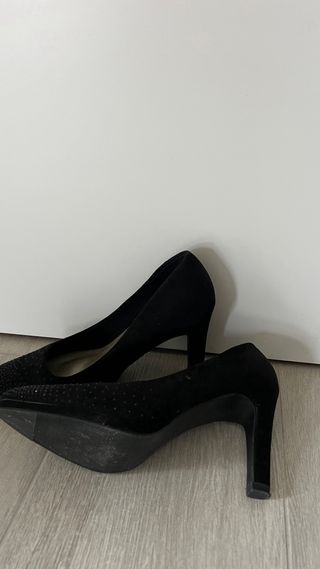 Zapatos de tacón negros con pedrería