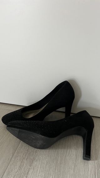 Zapatos de tacón negros con pedrería