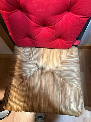 2 Sillas con Cojines Rojos