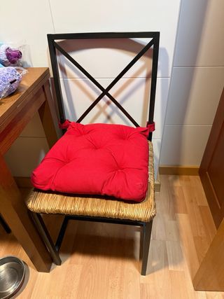 2 Sillas con Cojines Rojos
