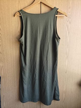 Vestido verde com caveira e flores