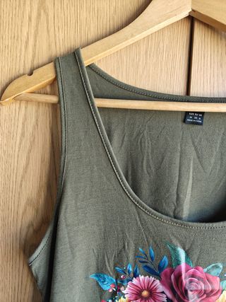 Vestido verde com caveira e flores