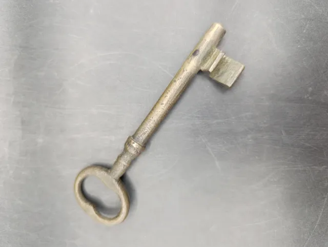 Llave antigua de metal