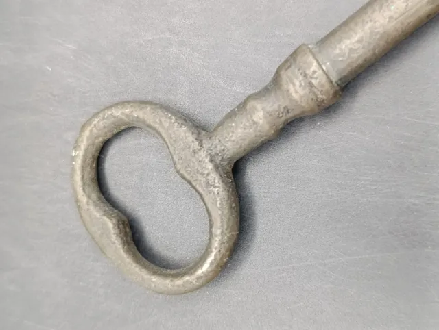 Llave antigua de metal