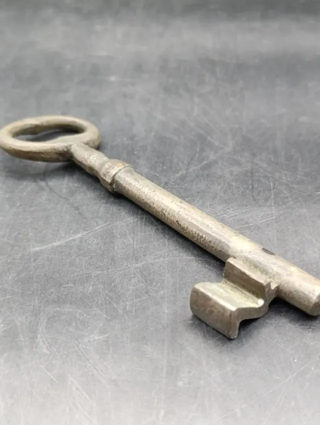 Llave antigua de metal