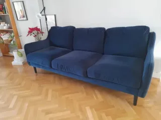 Sofá azul de terciopelo