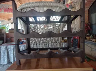 Botellero de plástico marrón oscuro