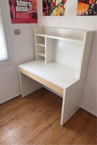 Escritorio blanco y madera con estantes