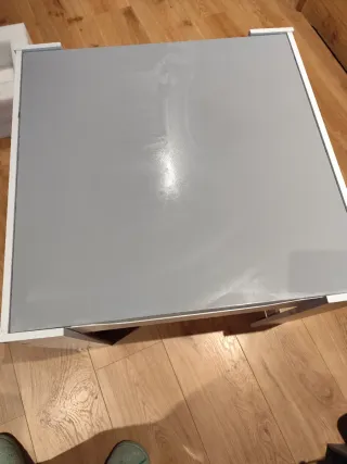 Mesa infantil reversible.