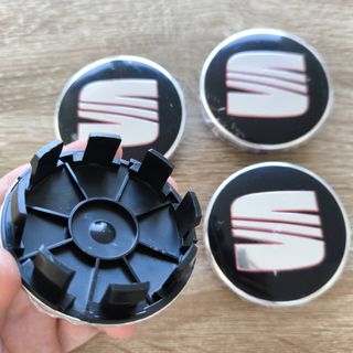 TAPABUJES SEAT 63mm NEGROS CON EMBLEMA PLATA ROJO