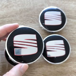 TAPABUJES SEAT 63mm NEGROS CON EMBLEMA PLATA ROJO
