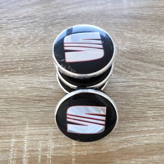 TAPABUJES SEAT 63mm NEGROS CON EMBLEMA PLATA ROJO