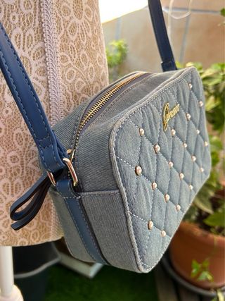 Bolso bandolera Guess denim tachuelas