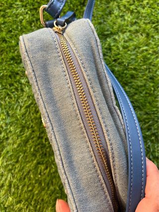 Bolso bandolera Guess denim tachuelas